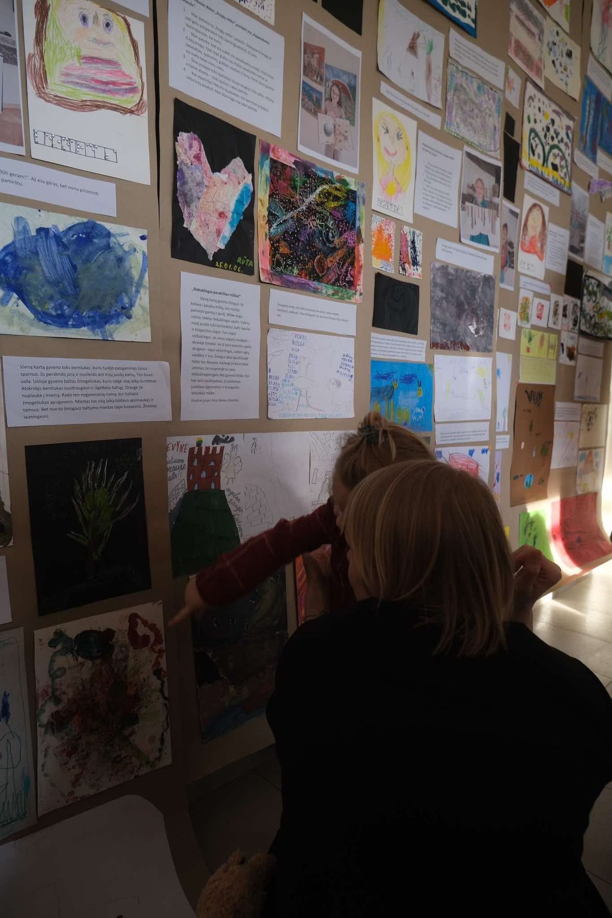 children documenting discoveries, reflection journals, photography, exhibitions, community sharing, portfolio creation